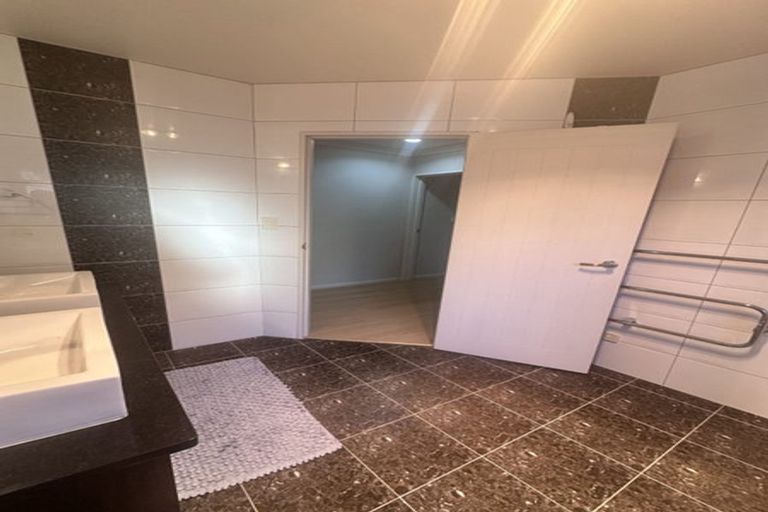 Photo of property in 52 Sapperton Drive, Henderson, Auckland, 0612