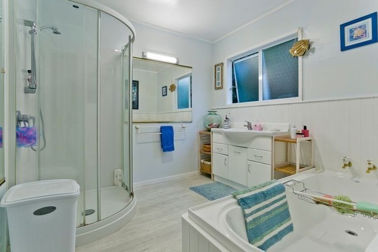 Photo of property in 3 Pohutukawa Avenue, Red Beach, 0932