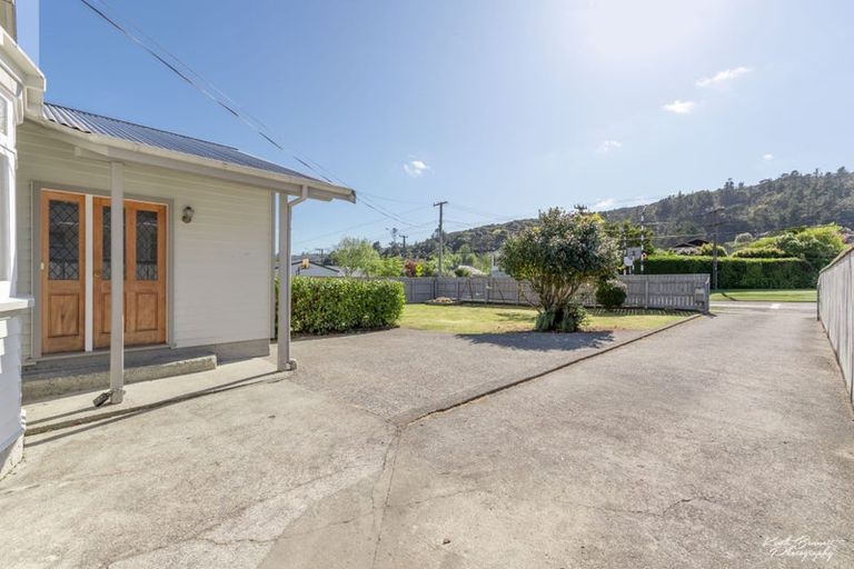 Photo of property in 316 Stokes Valley Road, Stokes Valley, Lower Hutt, 5019