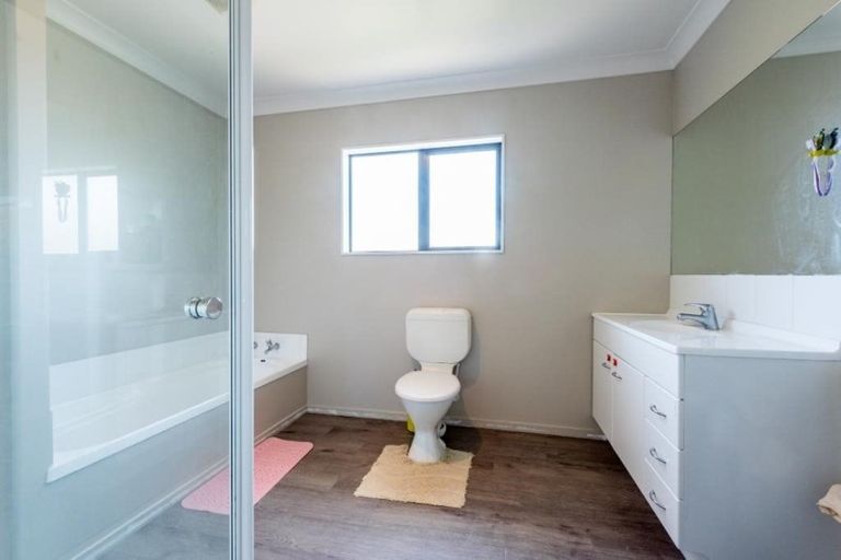 Photo of property in 6 Erlestoke Crescent, Churton Park, Wellington, 6037