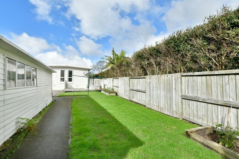 Photo of property in 5 Walton Street, Red Beach, 0932