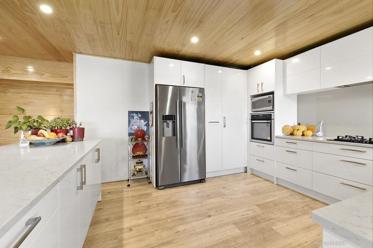 Photo of property in 142 Glanmire Road, Newlands, Wellington, 6037