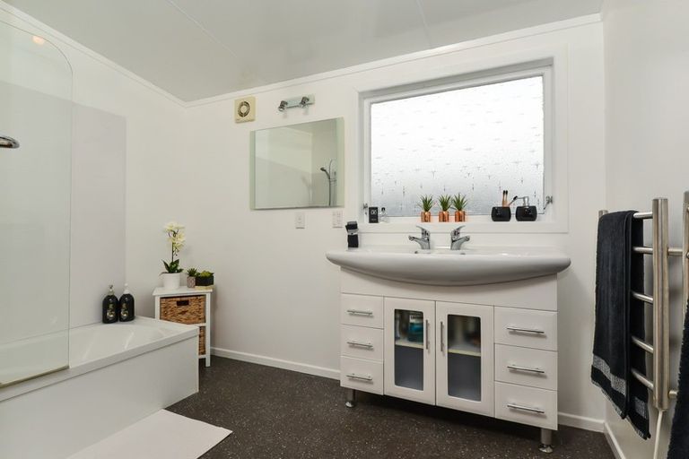 Photo of property in 97 Collins Road, Melville, Hamilton, 3206