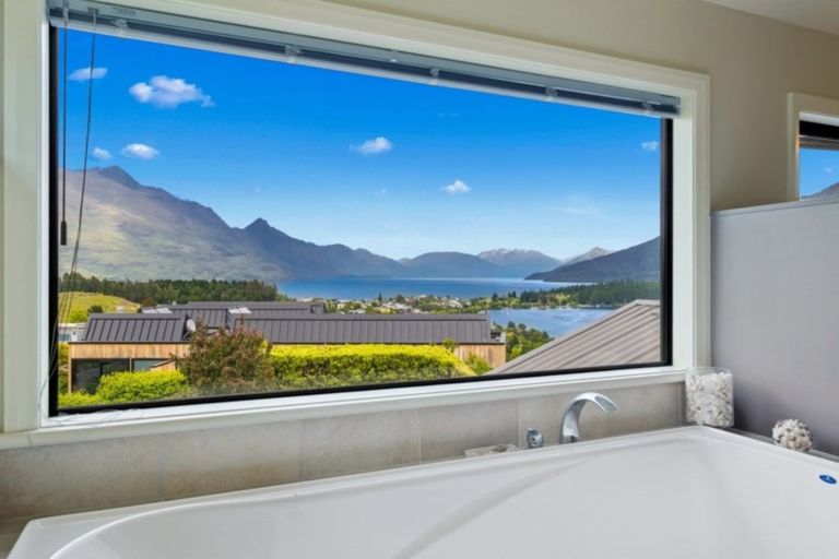 Photo of property in 8 Milward Place, Kelvin Heights, Queenstown, 9300