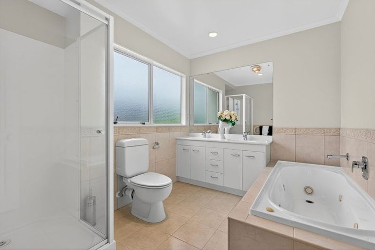 Photo of property in 32 Delmont Close, East Tamaki Heights, Auckland, 2016