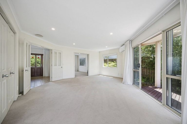Photo of property in 9 Bennett Grove, Newlands, Wellington, 6037