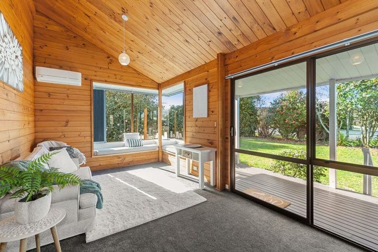 Photo of property in 802 Waitakere Road, Kumeu, 0891