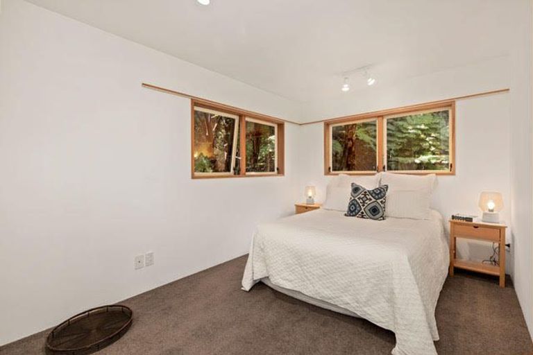 Photo of property in 3 Whiorau Grove, Lowry Bay, Lower Hutt, 5013