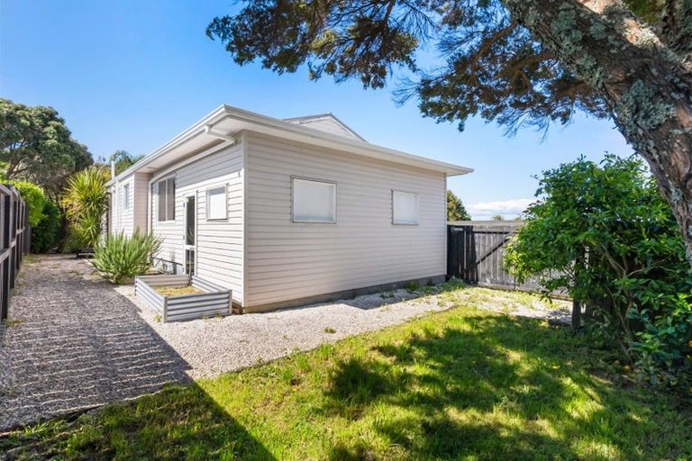 Photo of property in 3 Sispara Place, Beach Haven, Auckland, 0626