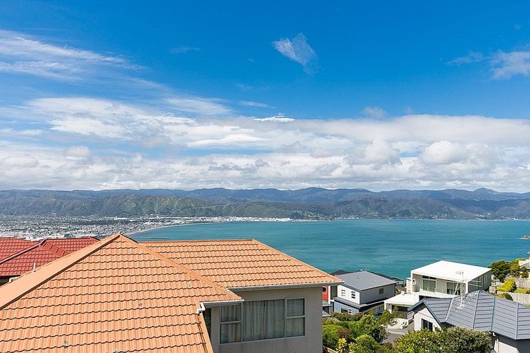 Photo of property in 5 Tamworth Crescent, Newlands, Wellington, 6037