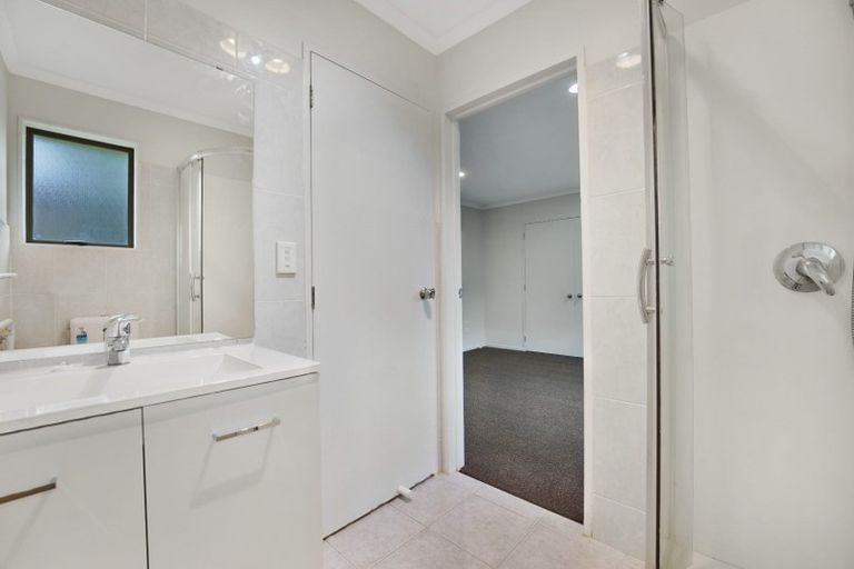 Photo of property in 10a Cade Place, Weymouth, Auckland, 2103