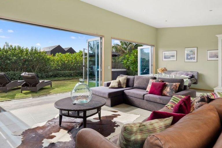 Photo of property in 32 Taumata Road, Omaha, 0986