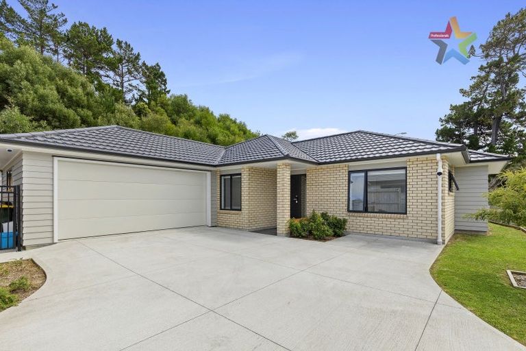 Photo of property in 15 Te Awa Rere Grove, Stokes Valley, Lower Hutt, 5019