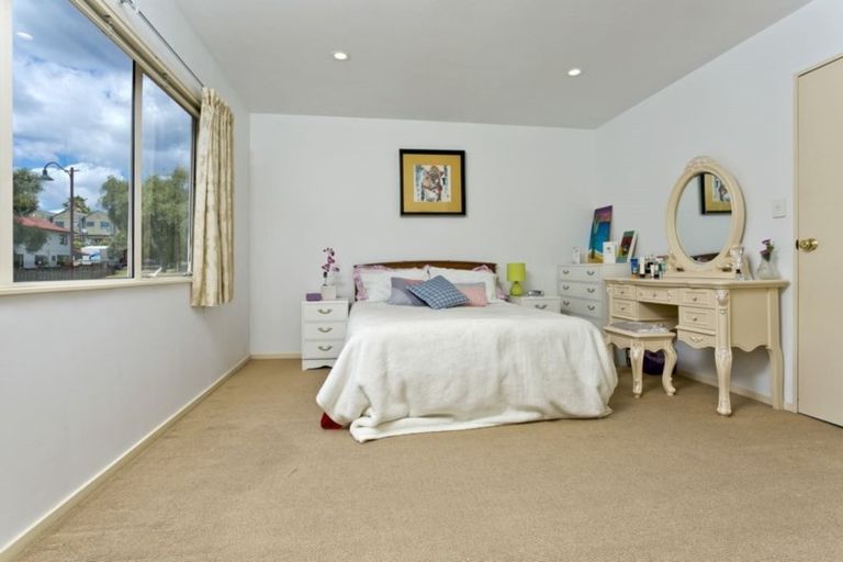 Photo of property in 3/31 Fields Parade, Oteha, Auckland, 0632