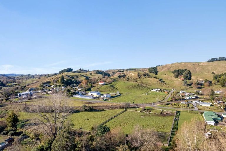 Photo of property in 19 Milne Street, Hunterville, 4730