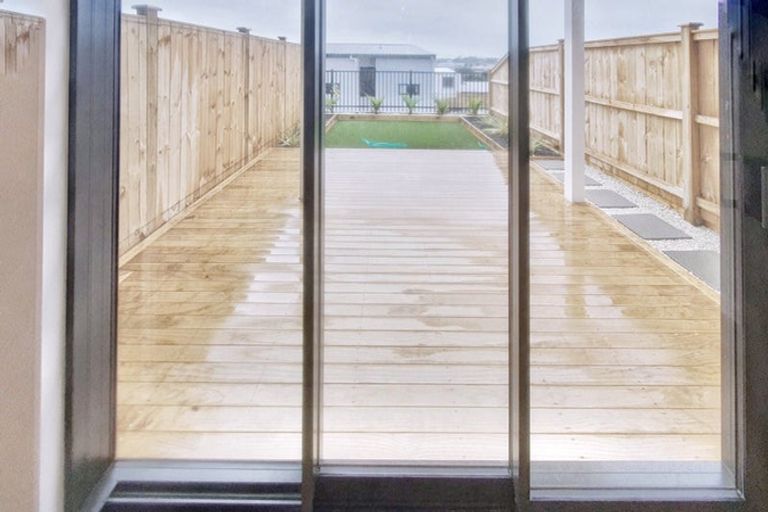 Photo of property in 10 Heketara Way, Massey, Auckland, 0614