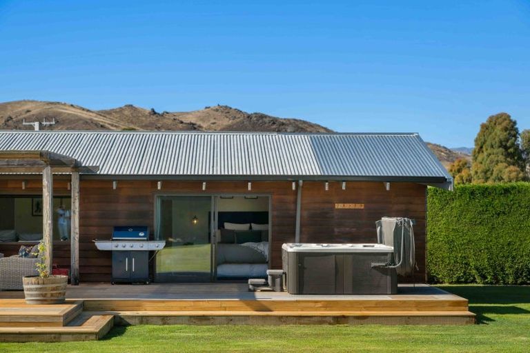 Photo of property in 1 Hall Road, Bannockburn, Cromwell, 9384