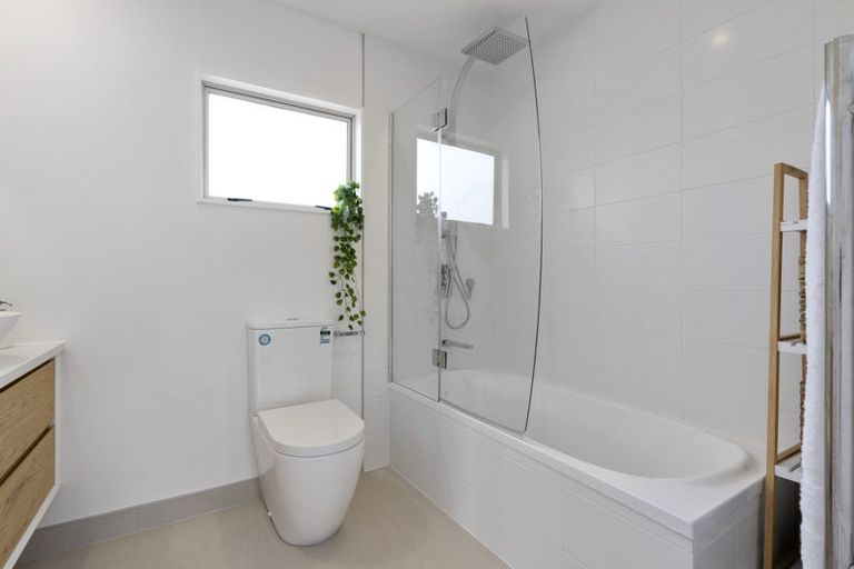 Photo of property in 2/1 Mossop Rise, Glenfield, Auckland, 0629