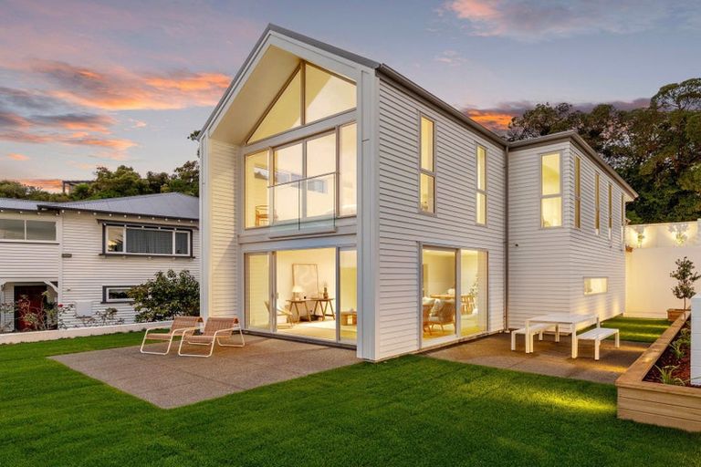 Photo of property in 2/1 The Brae, Mount Pleasant, Christchurch, 8081