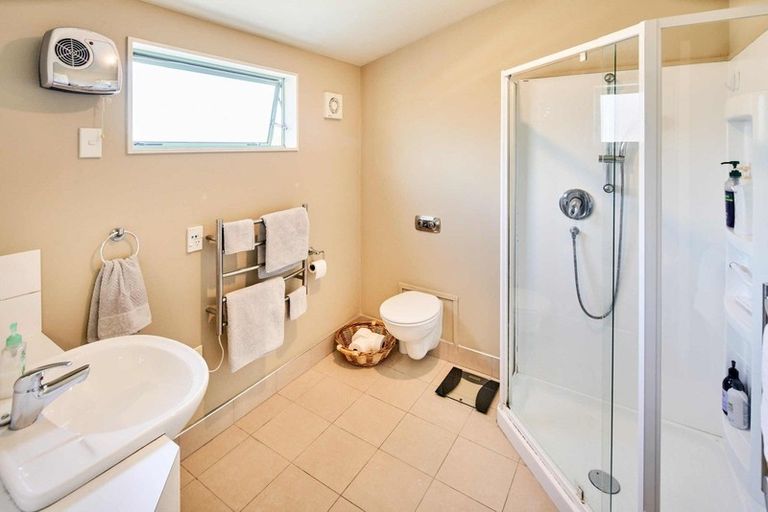 Photo of property in 13 Seaview Road, Paremata, Porirua, 5024