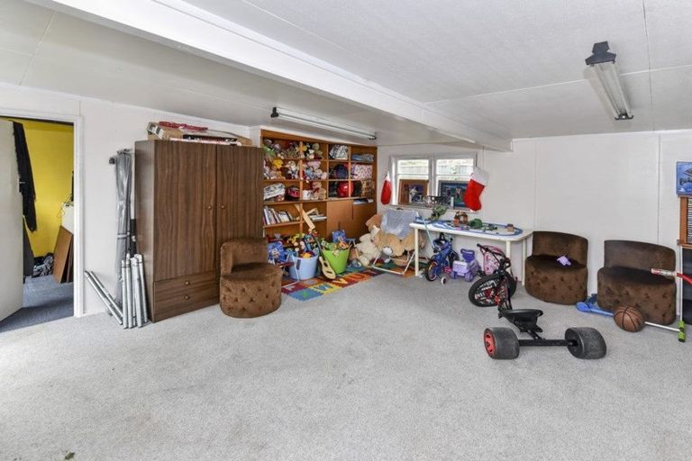Photo of property in 22 Coles Crescent, Papakura, 2110