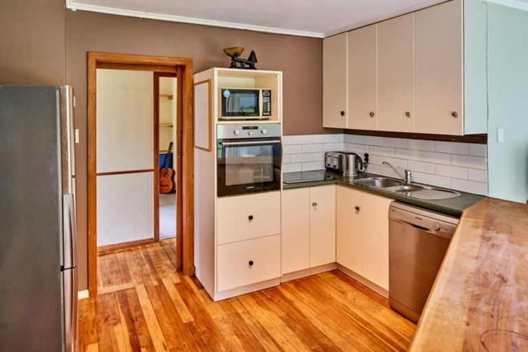 Photo of property in 10 Kapekape Place, Pukerua Bay, 5026