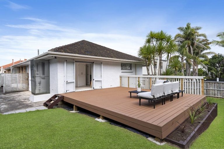 Photo of property in 1/16 Beach Road, Castor Bay, Auckland, 0620