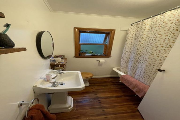 Photo of property in 63 Airlie Road, Plimmerton, Porirua, 5026