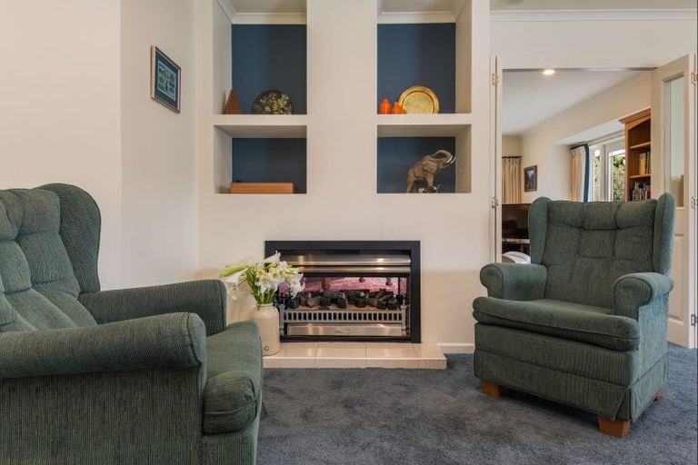 Photo of property in 6 La Lena Grove, Fitzherbert, Palmerston North, 4410