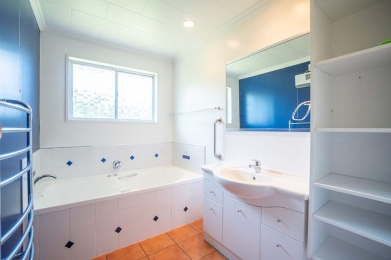 Photo of property in 16 Te Punga Place, Awapuni, Palmerston North, 4412