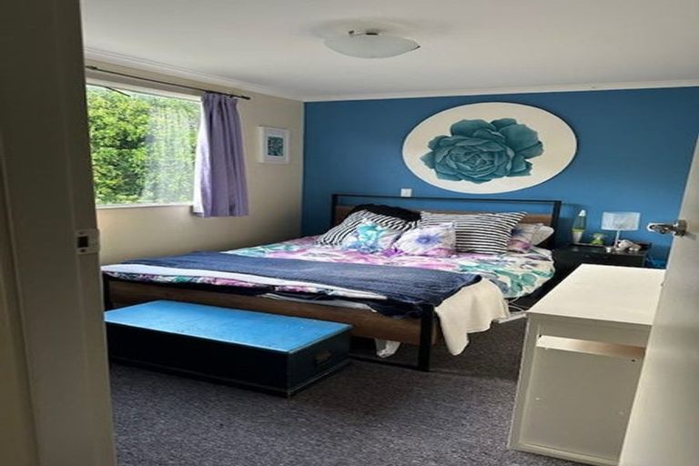 Photo of property in 1 Peckham Grove, Tawa, Wellington, 5028