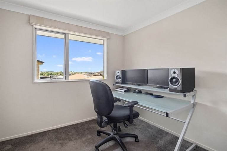 Photo of property in 39 Namsan Close, Fairview Heights, Auckland, 0632