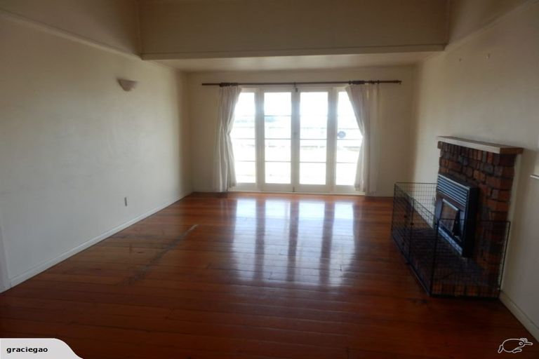 Photo of property in 1/884 East Coast Road, Northcross, Auckland, 0630