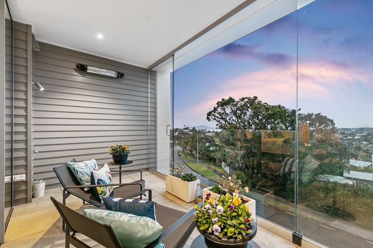 Photo of property in 203/585 Beach Road, Rothesay Bay, Auckland, 0630