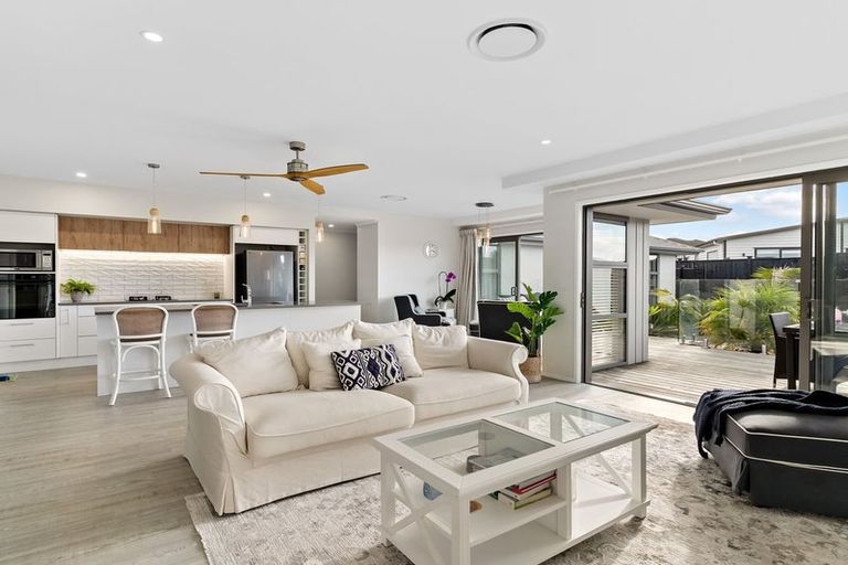 Photo of property in 6 Davey Crescent, Orewa, 0931