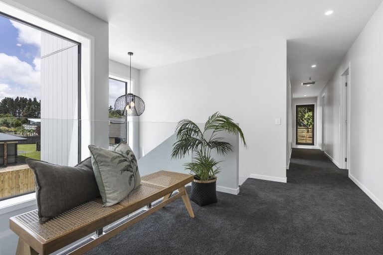 Photo of property in 7b Montrose Place, Highlands Park, New Plymouth, 4312