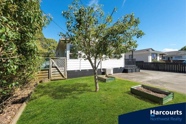 Photo of property in 16 Glen Road, Ranui, Auckland, 0612
