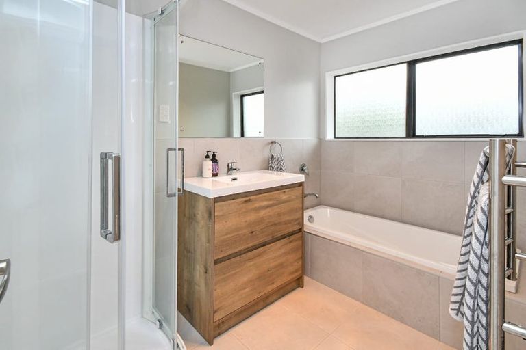 Photo of property in 15 Evanda Crescent, Conifer Grove, Takanini, 2112