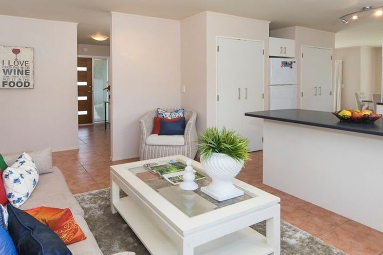 Photo of property in 10 West Fairway, Golflands, Auckland, 2013