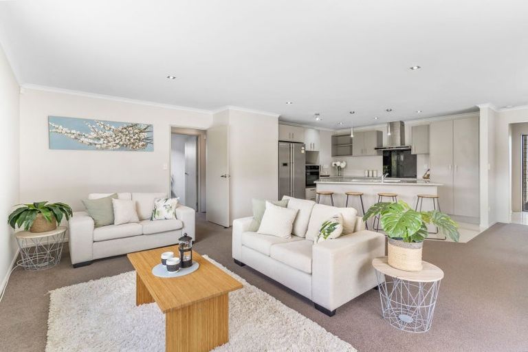 Photo of property in 10 Drumkeen Place, Rosehill, Papakura, 2113