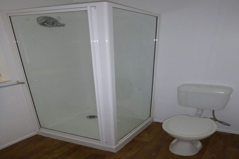 Photo of property in 22 Raymond Terrace, Northcote, Auckland, 0627