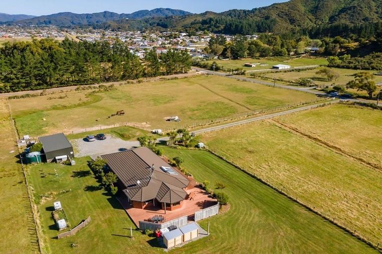 Photo of property in 150 Upper Fitzherbert Road, Wainuiomata, Lower Hutt, 5373