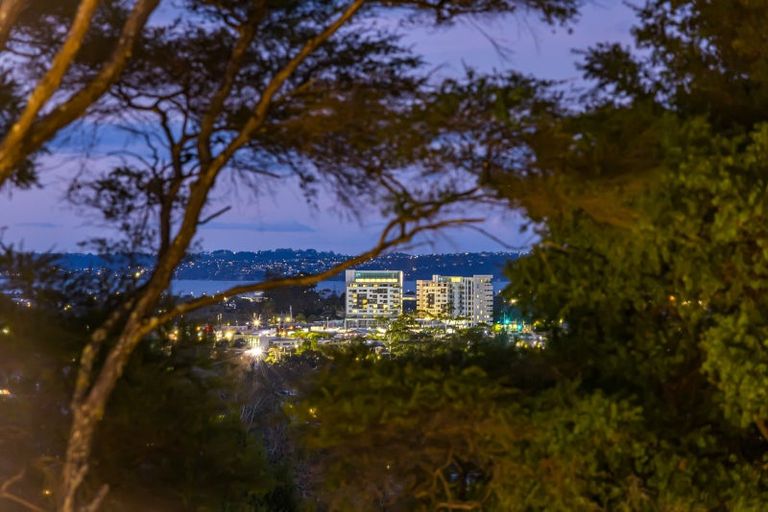 Photo of property in 25 Longfellow Parade, Glen Eden, Auckland, 0604