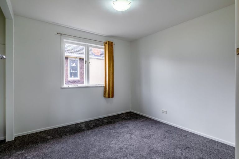 Photo of property in 12 Taipari Road, Te Atatu Peninsula, Auckland, 0610