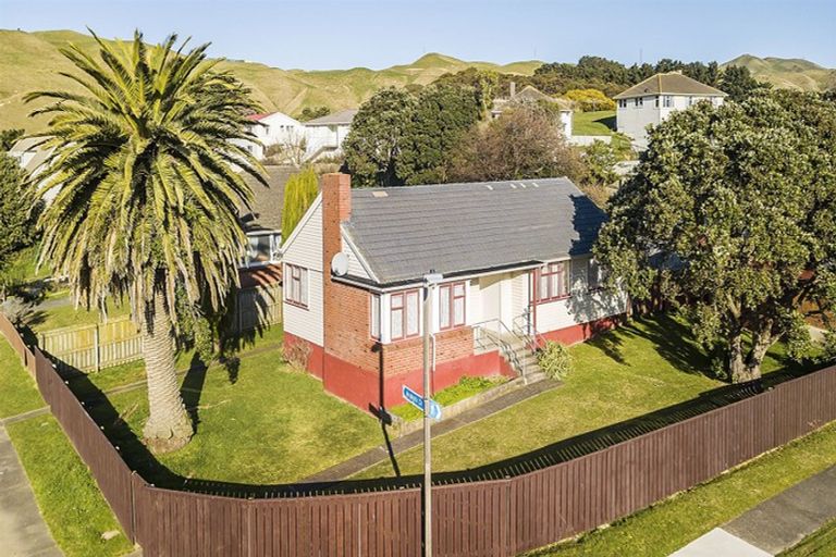 Photo of property in 2 Arahura Crescent, Waitangirua, Porirua, 5024