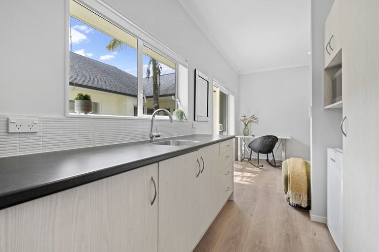 Photo of property in 7 Hobbs Road, Matakatia, Whangaparaoa, 0930