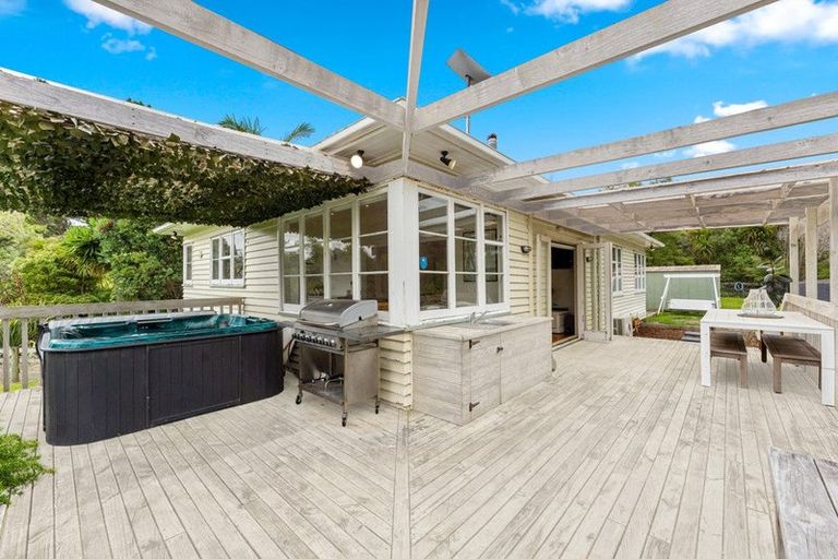 Photo of property in 2 Slater Road, South Head, Helensville, 0874