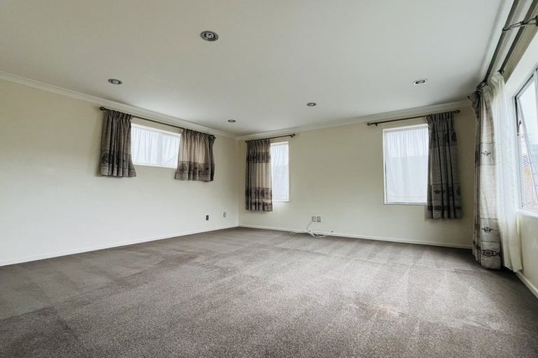 Photo of property in 8 The Rosebowl, Sunnyhills, Auckland, 2010