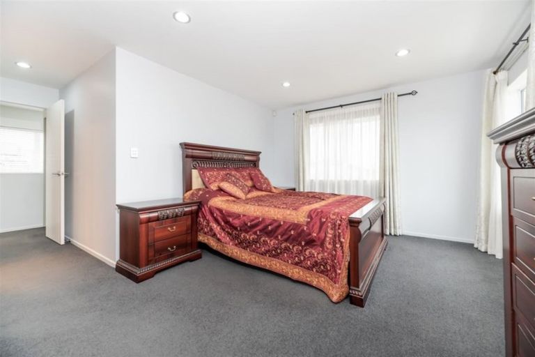 Photo of property in 92 Lake Panorama Drive, Henderson Valley, Auckland, 0612