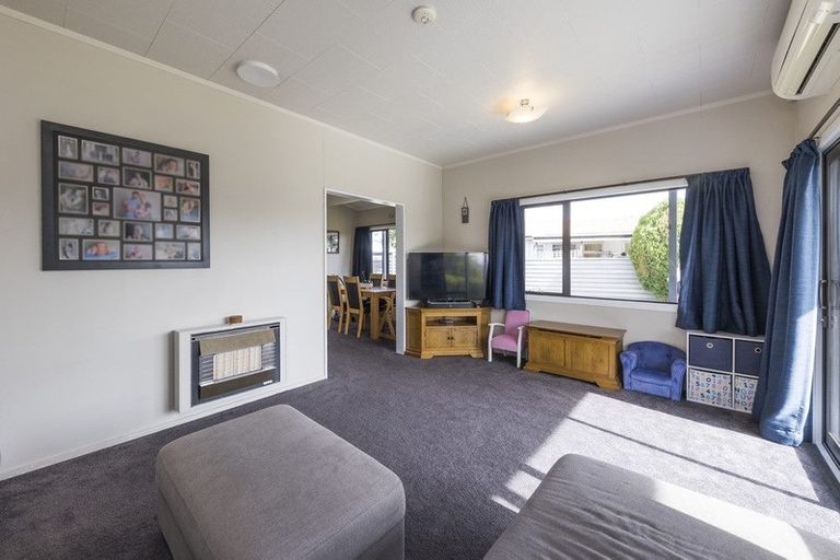 Photo of property in 6 Willowstream Grove, Cloverlea, Palmerston North, 4412